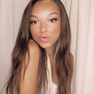 Meet your Posher, Adina